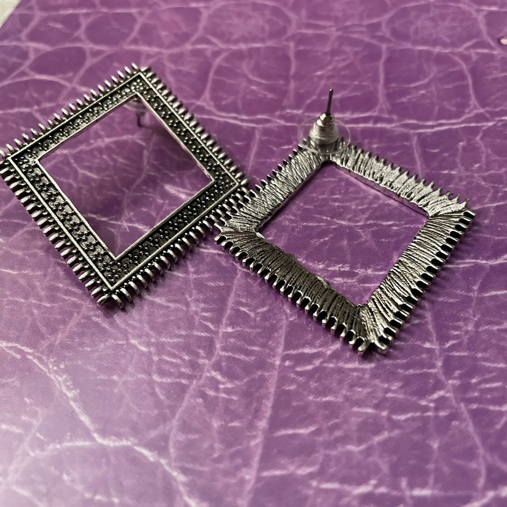 Earrings - Picture 5 of 6